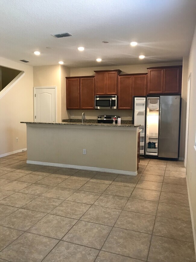 Building Photo - 4 bedroom independence Winter Garden townhouse for rent (internet/cable included in the rent)