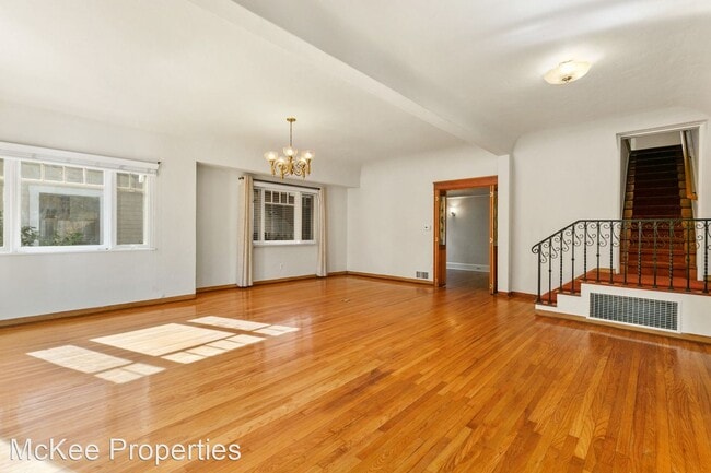 Building Photo - 4 br, 2 bath House - 560 A Avenue