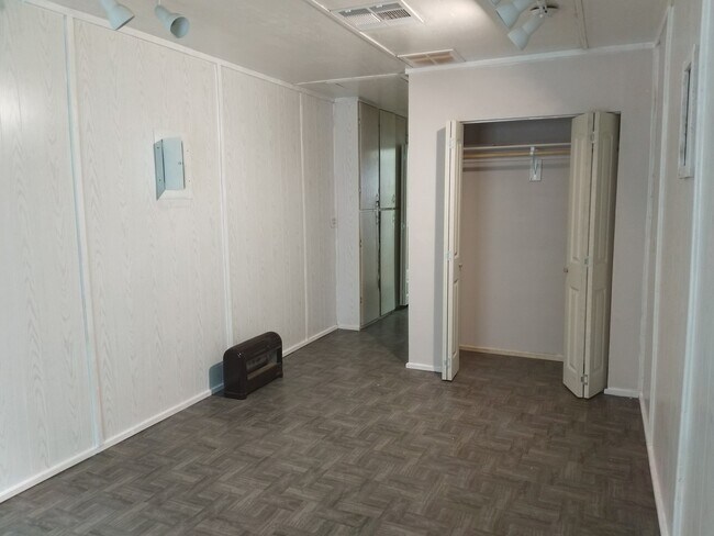 Building Photo - 3/2 Near Downtown Cleburne!