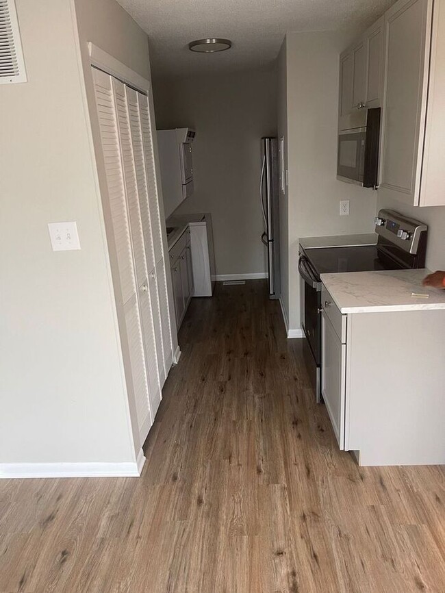 Building Photo - Westside Two Bedroom Town Home