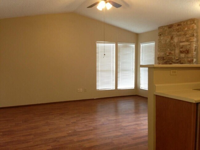 Foto del edificio - 3221 Darnell Dr