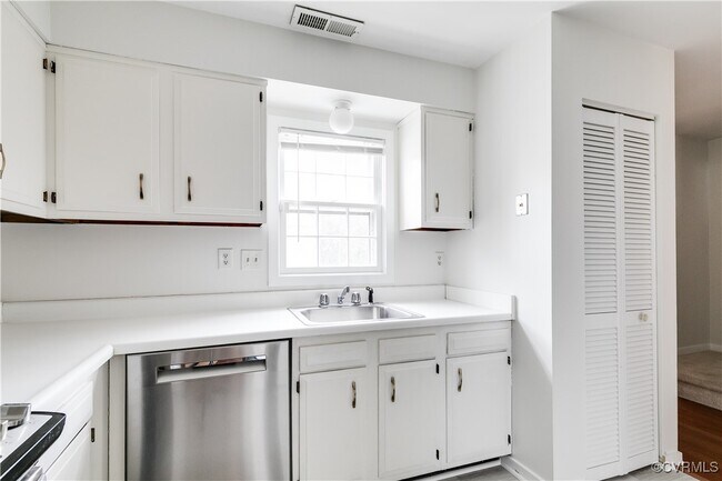 Building Photo - 5543 Forest Hill Ave