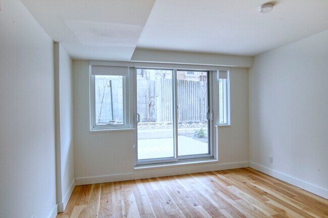 Building Photo - 3460 Rue Peel