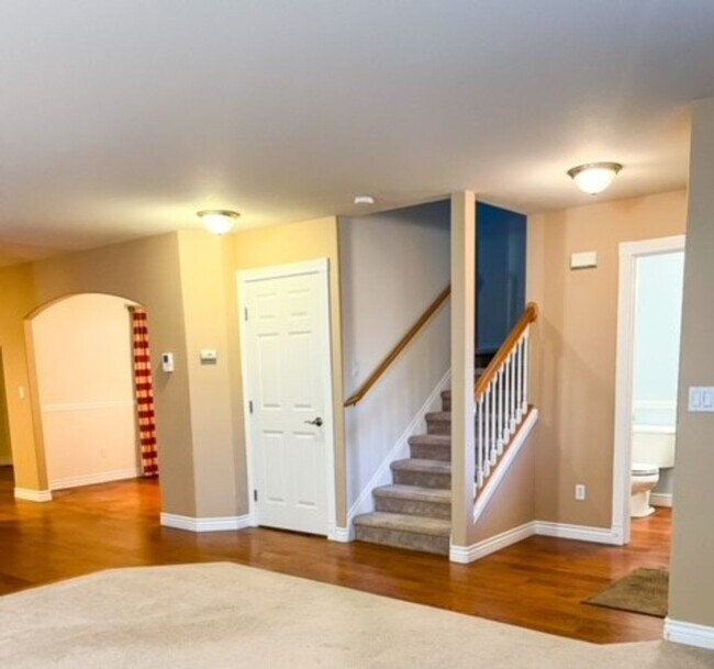 Building Photo - Gorgeous 4 bedroom home in Silver Creek Br...