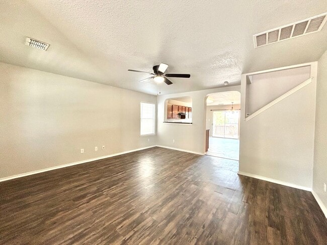 Building Photo - Amazing 4 Bedroom Home!