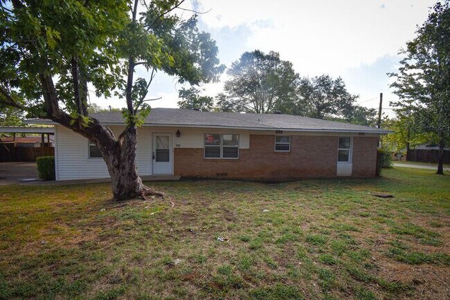 Building Photo - Tour Today! Charming 3 bedroom 2 bath Rent...