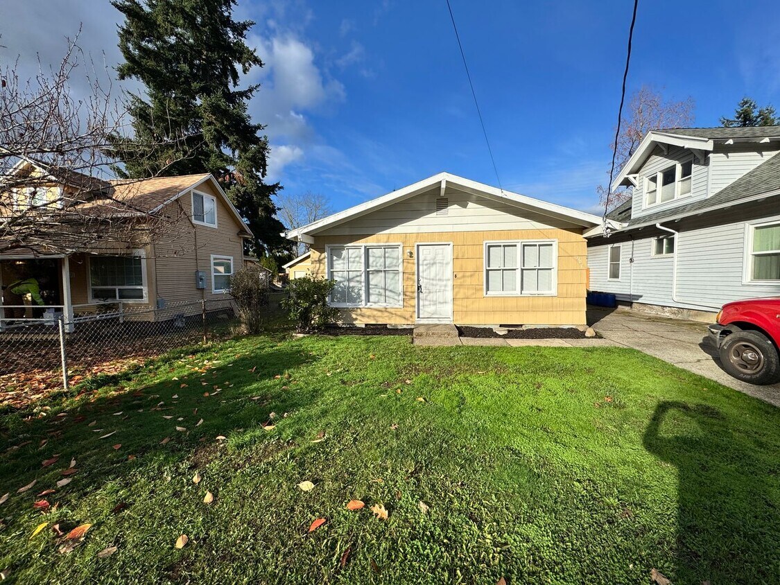 Charming 3-Bedroom SE Portland Home – Fully Fenced Yard - Video attached - Charming 3-Bedroom SE Portland Home – Full...