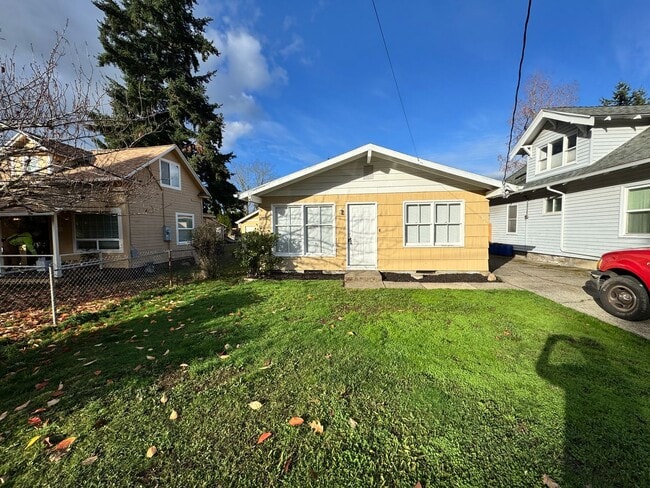 Charming 3-Bedroom SE Portland Home – Fully Fenced Yard - Video attached - Charming 3-Bedroom SE Portland Home – Fully Fenced Yard - Video attached