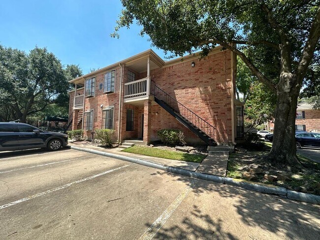 Building Photo - 2255 Braeswood Park Dr