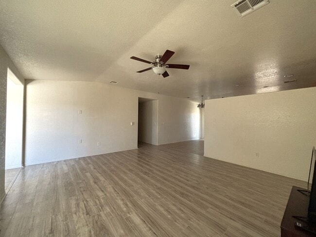 Building Photo - Spacoius Home Available Now!