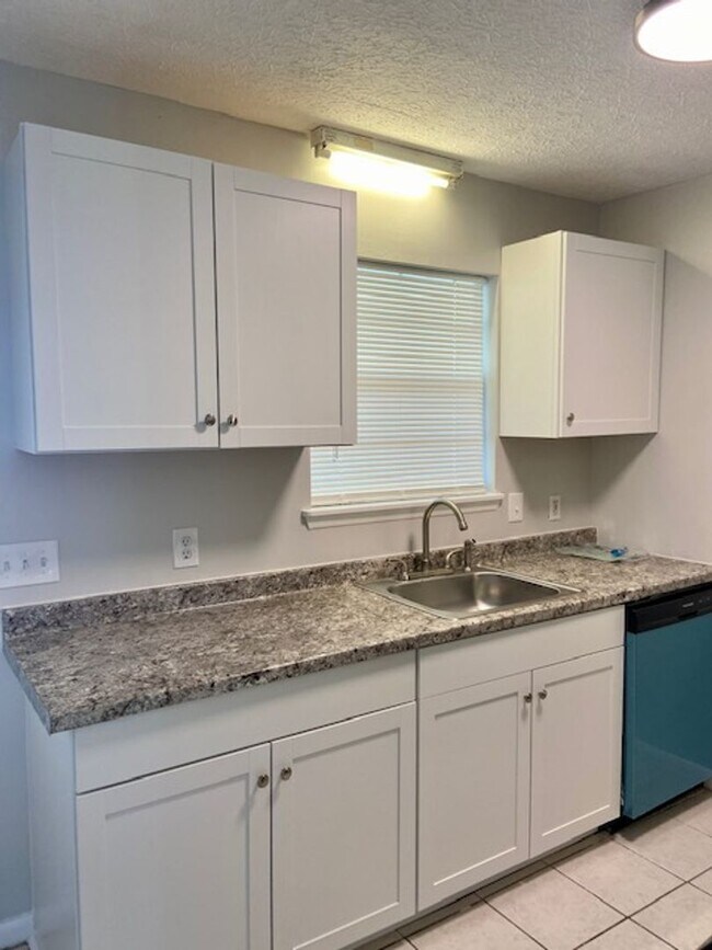 Foto del edificio - Beautiful 2 Bedroom 1.5 Bath Townhome