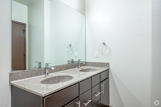 2 habitaciones, 2 baños - 1000 pies cuadrados - Baño - Whitney Point