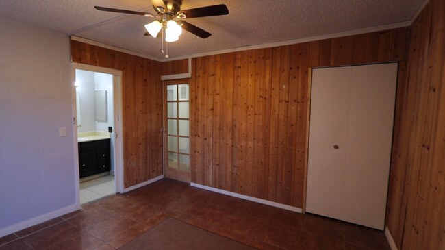 Building Photo - 1860 Glenoaks Ave