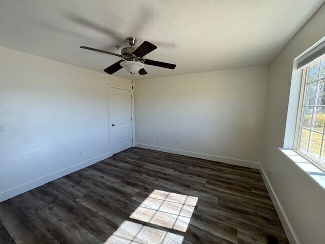 Building Photo - 233 Cres View Ln