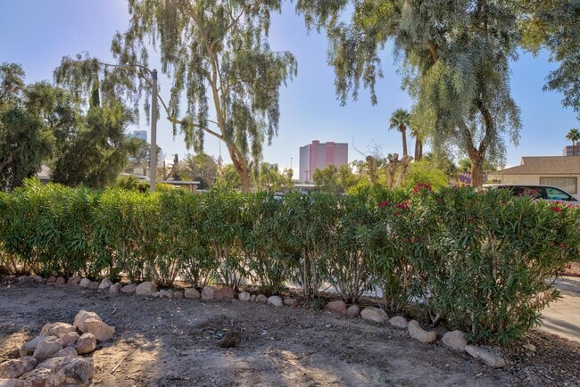 Building Photo - 3 bed and 2 bath with big yard for boat an...