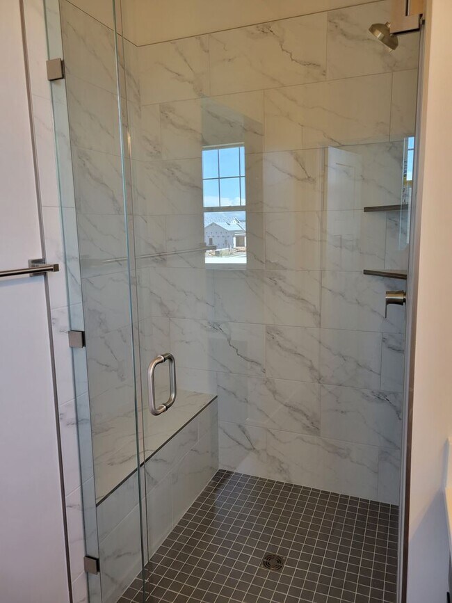 Foto del edificio - 3 Bed 2.5 Bath with double attached garage in Belgrade