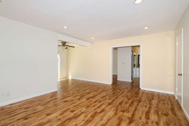 Building Photo - 239 Streamwood