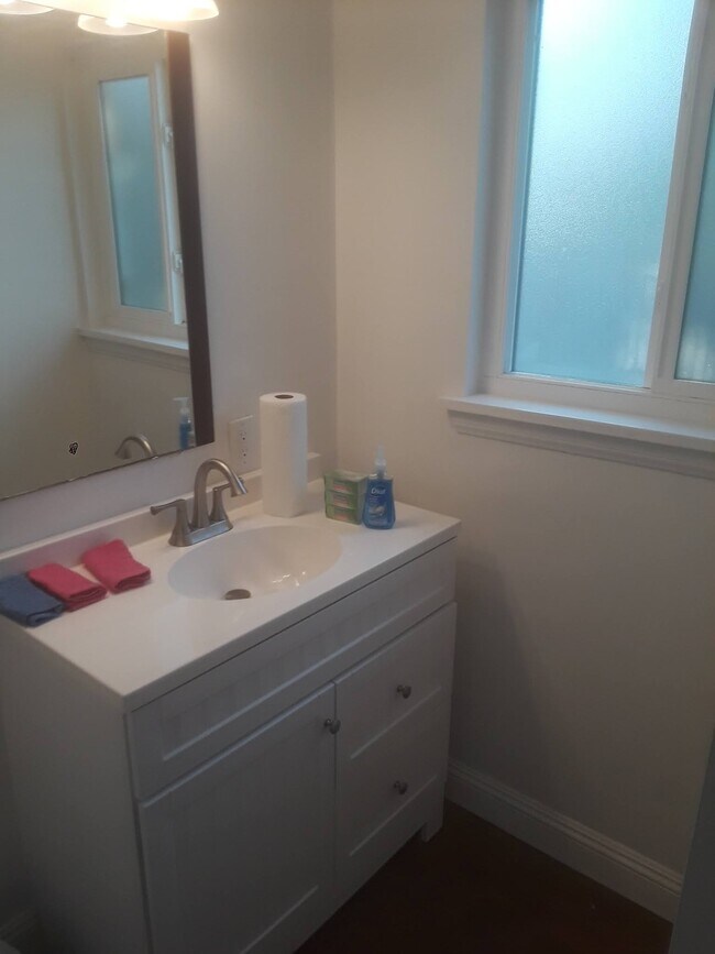 lavabo del baño - 1503 E Avenue Q6