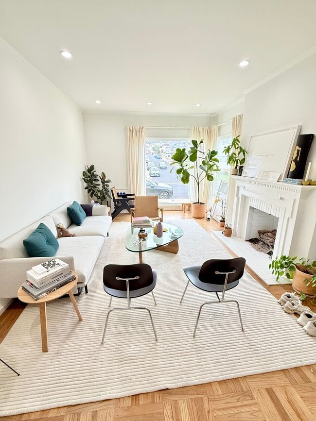 Building Photo - Beautifully Remodeled Westlake Home