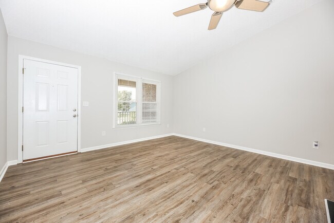 Building Photo - Beautiful home on Laurel Tree Lane