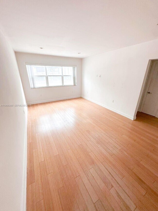 Foto del edificio - 8000 NE Bayshore Ct