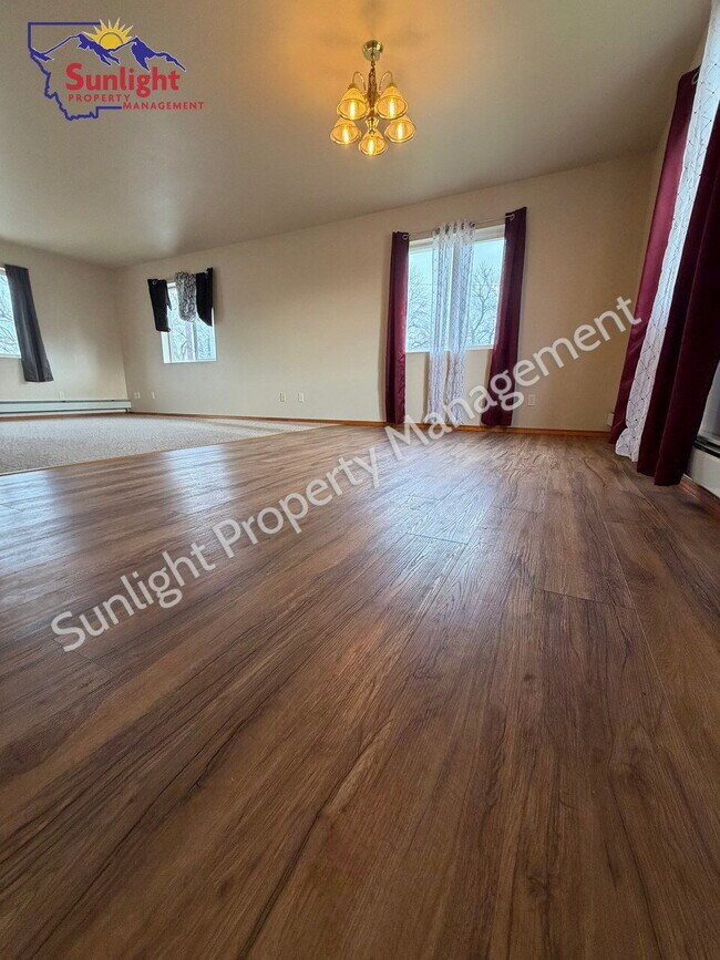 Foto del edificio - Spacious 3 Bed / 1.5 Bath Home with Garage & Off-Street Parking
