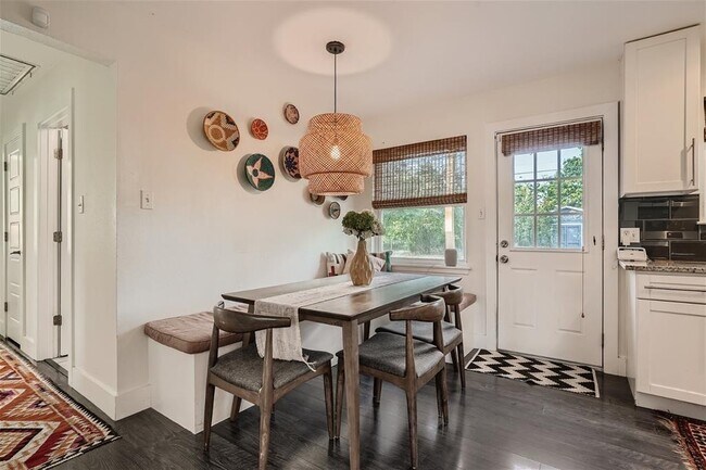 Building Photo - 1207 S Meadows Dr