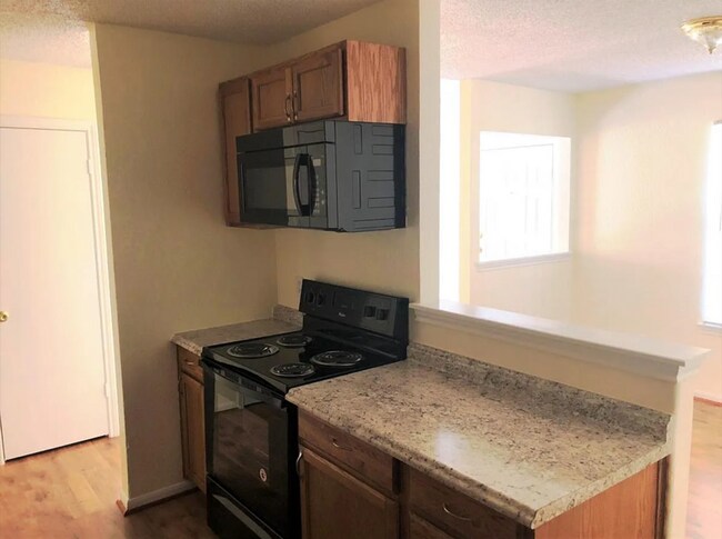 Building Photo - AVAILABLE NOW!