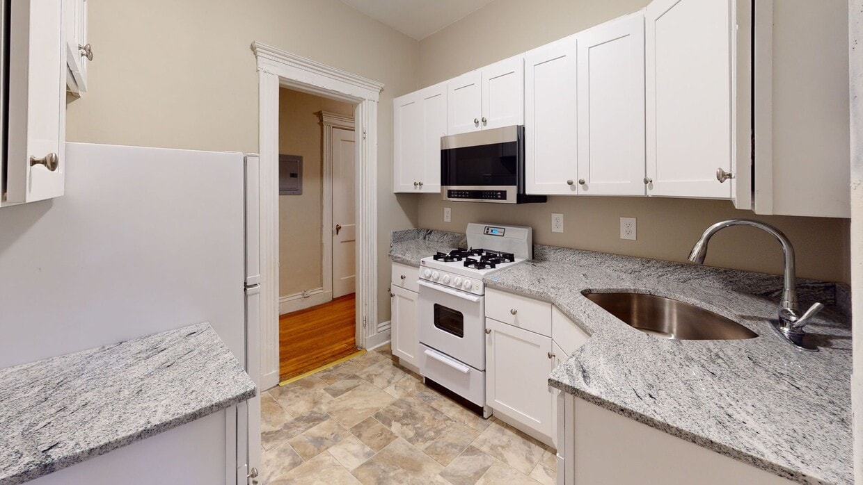 OWNER PAYS BROKER FEE!!! FENWAY 1 BED SPLIT WITH UPDATED KITCHEN, HT HW INCLUDED - OWNER PAYS BROKER FEE!!!   FENWAY 1 BED SPLIT WITH UPDATED KITCHEN, HT HW INCLUDED