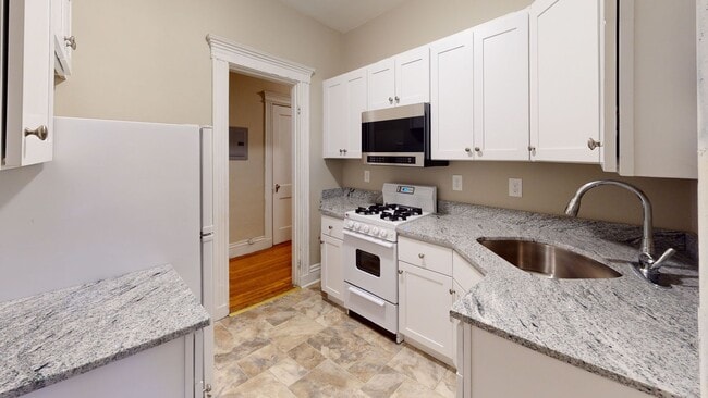 OWNER PAYS BROKER FEE!!! FENWAY 1 BED SPLIT WITH UPDATED KITCHEN, HT HW INCLUDED - OWNER PAYS BROKER FEE!!!   FENWAY 1 BED SPLIT WITH UPDATED KITCHEN, HT HW INCLUDED House