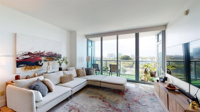 Foto del edificio - 601 NE 36th St