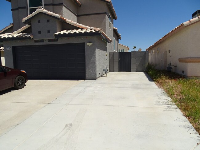 Building Photo - 3 Bed Southwest Pool Home