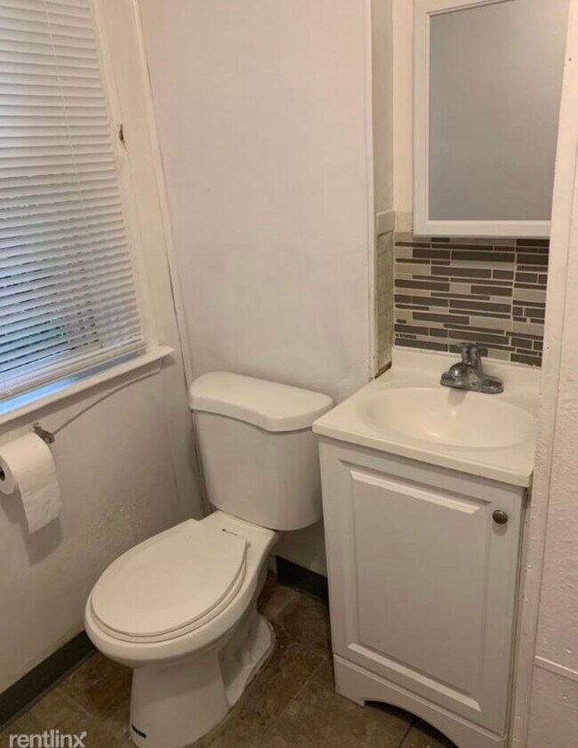 bathroom - 71 Peck St