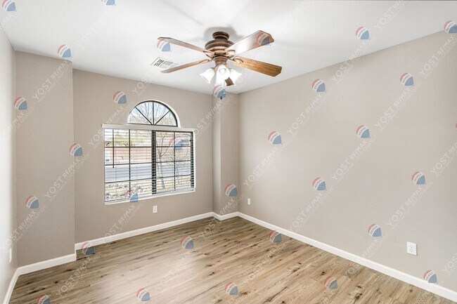 Foto del edificio - Stylish, low-maintenance living in Mission...