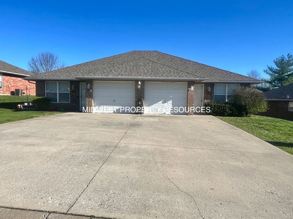 304 NE 6th St, Oak Grove, MO 64075 Townhome Rentals in Oak Grove MO