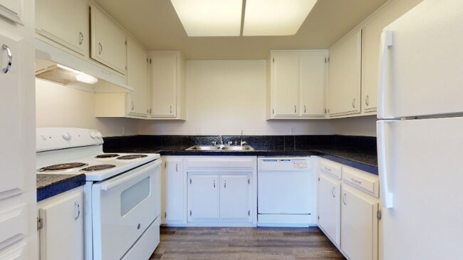 Building Photo - 1110 Meadow Lake Dr