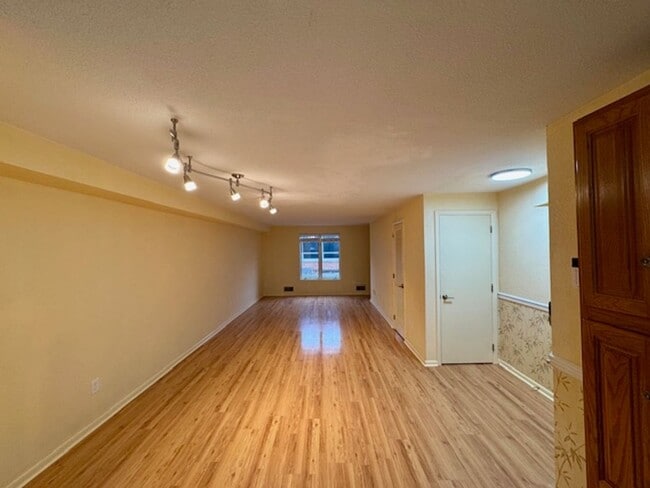 Building Photo - 19 Front St