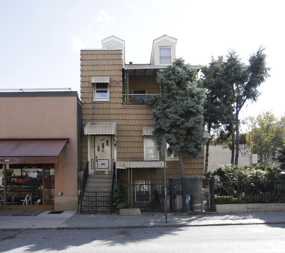 Building Photo - 600 Lorimer St