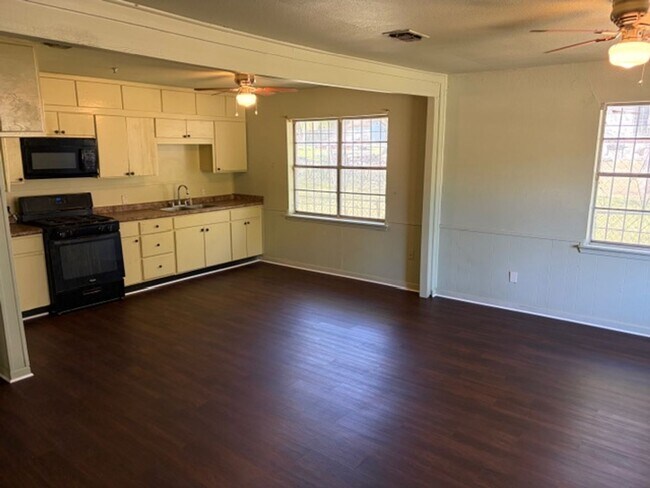 Foto del edificio - Large 4 bed home with 2 Car Garage