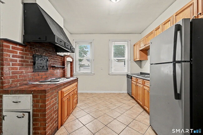 Building Photo - 135 Sherwood Ave