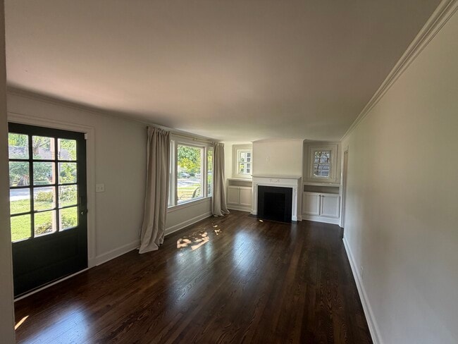 Living space - 2602 W Linden Ave