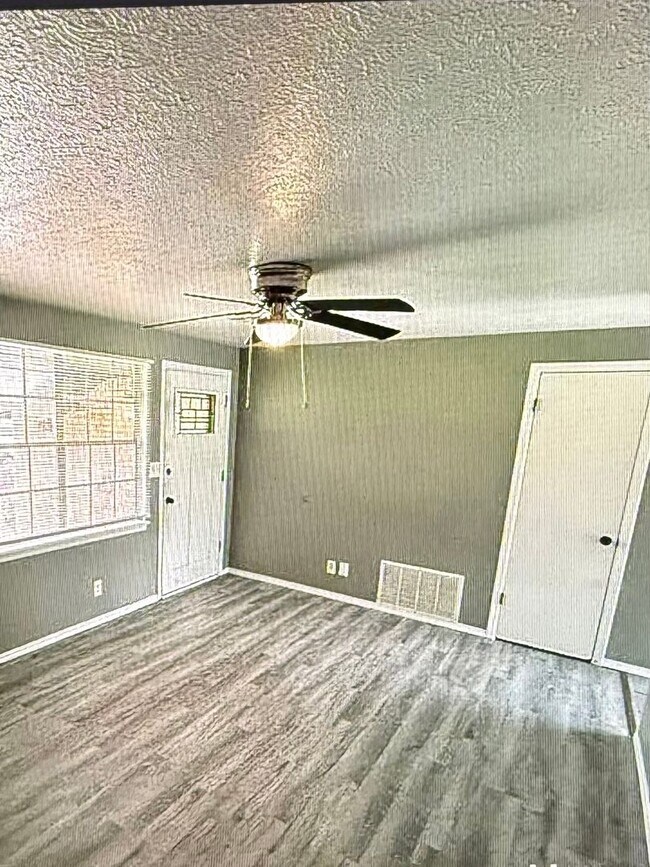 Foto del edificio - Cute 3 bed 1 and a 1/2 bath, updates throughout!