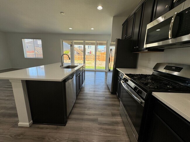 Building Photo - Newer 3 Bedroom plus loft in Paint Brush H...