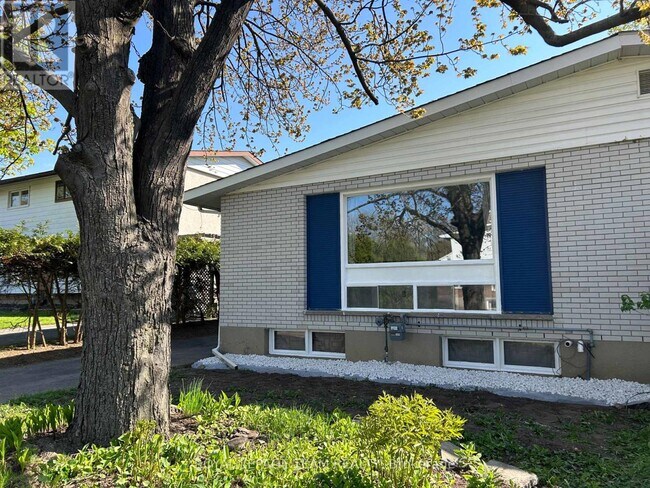 Building Photo - 23 Southview Crescent