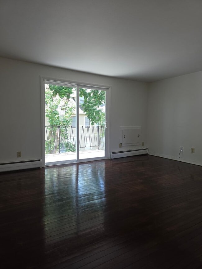 Building Photo - 2 bedroom upper
