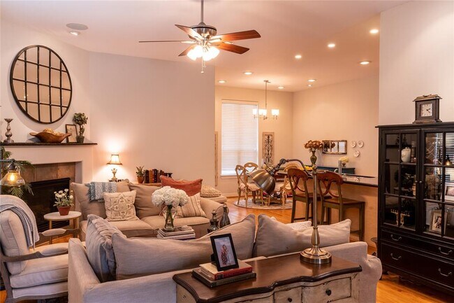 Foto del edificio - 815 Garden Trace Ln