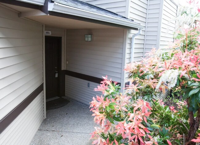 Building Photo - Cute Condo w/ 2 Beds 2 Baths and Balcony in Beaverton!