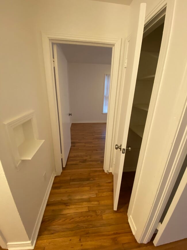Building Photo - 2047 Farola Dr