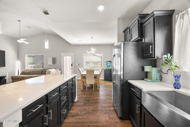 Foto del edificio - 14820 Mike a Mendoza Ave