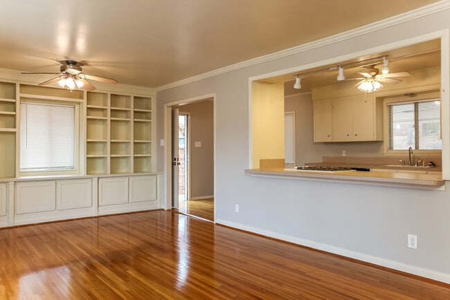 Building Photo - 612 Hall Dr